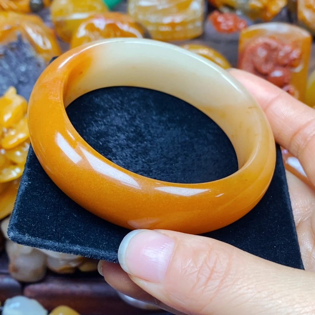 未镶嵌石英质玉（黄龙玉）颈饰