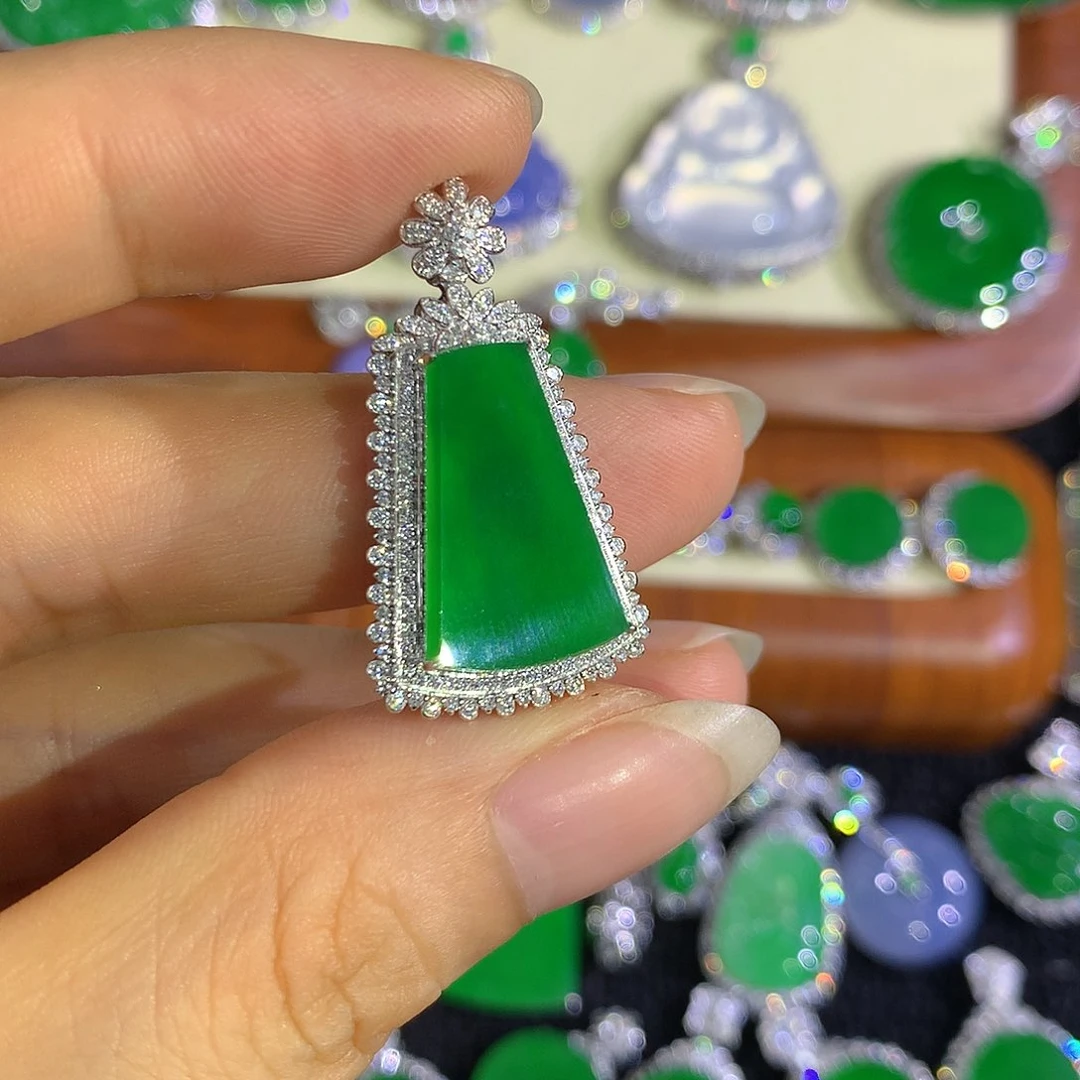 翡翠18K金镶嵌颈饰无事牌