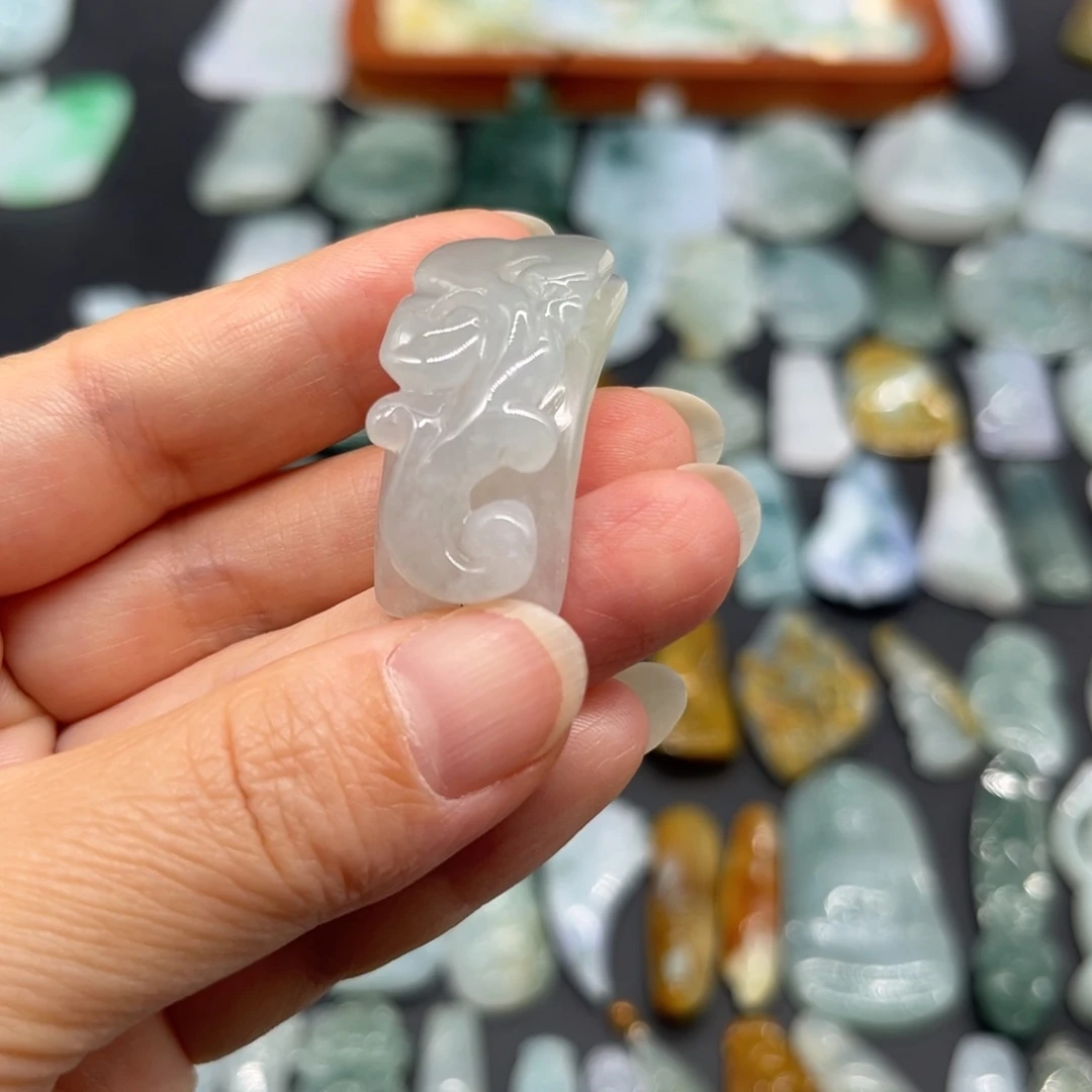 翡翠未镶嵌颈饰手牌