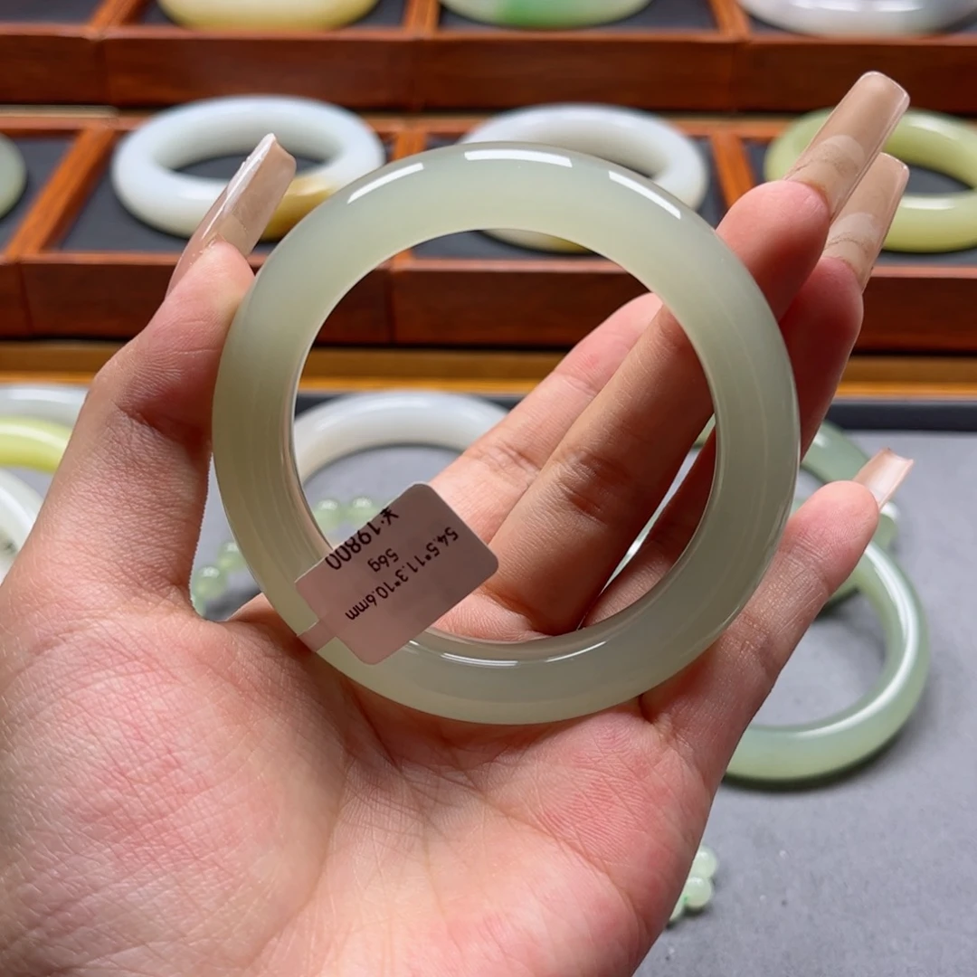 和田玉手镯未镶嵌依*