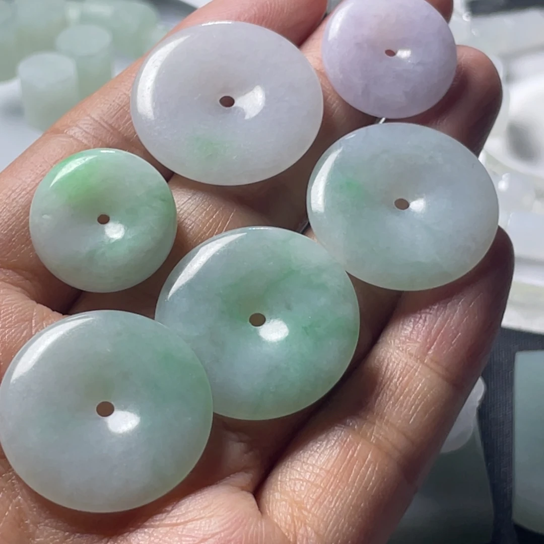 翡翠未镶嵌颈饰平安扣