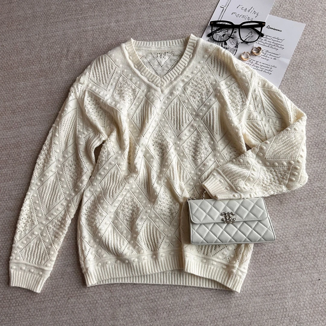 V领鼓包镂空打底衫