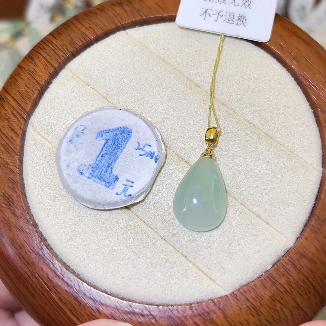 翡翠18K金镶嵌颈饰水滴