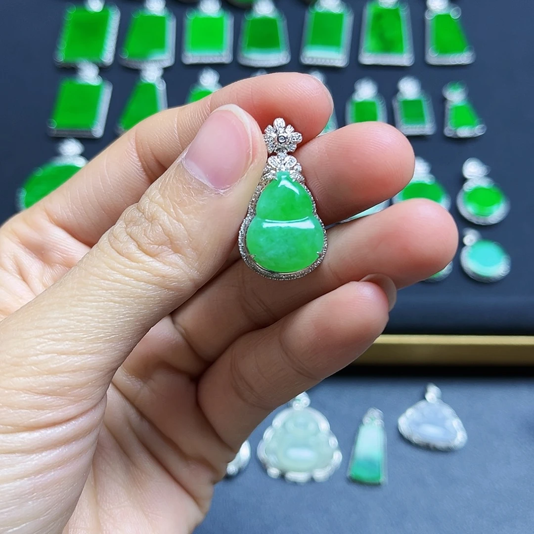 翡翠18K金镶嵌颈饰