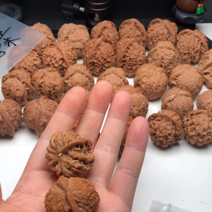 白***景把件核桃全品密纹