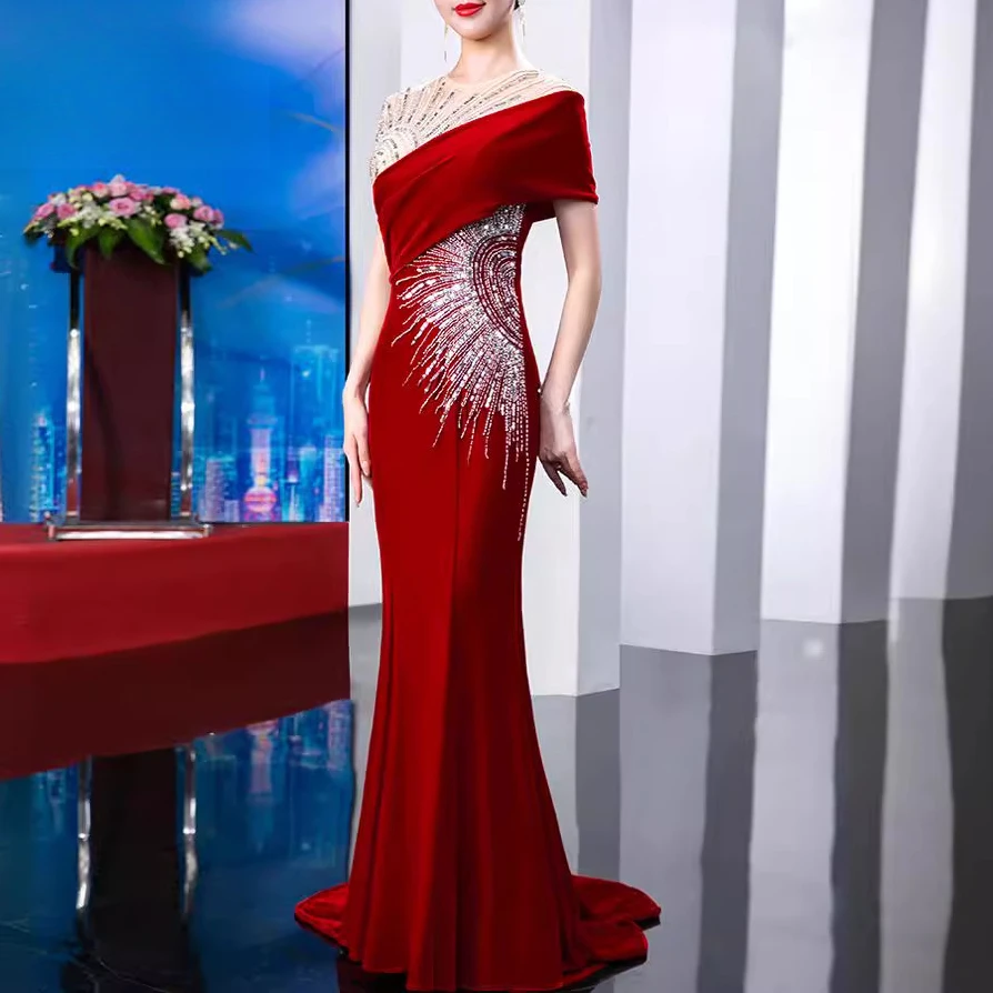 年会主持人礼服裙女2025新款端庄大气感丝绒晚会红色轻奢小众礼服