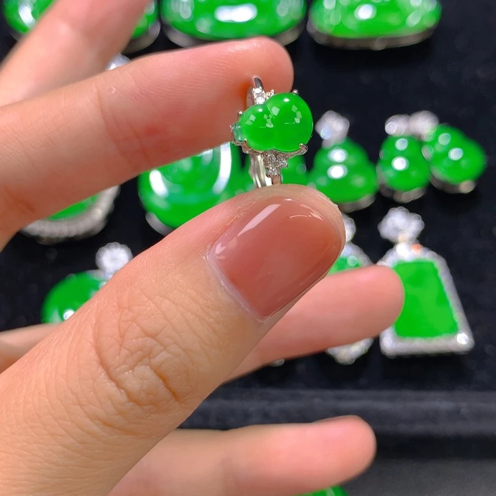 翡翠银S925镶嵌戒指一个