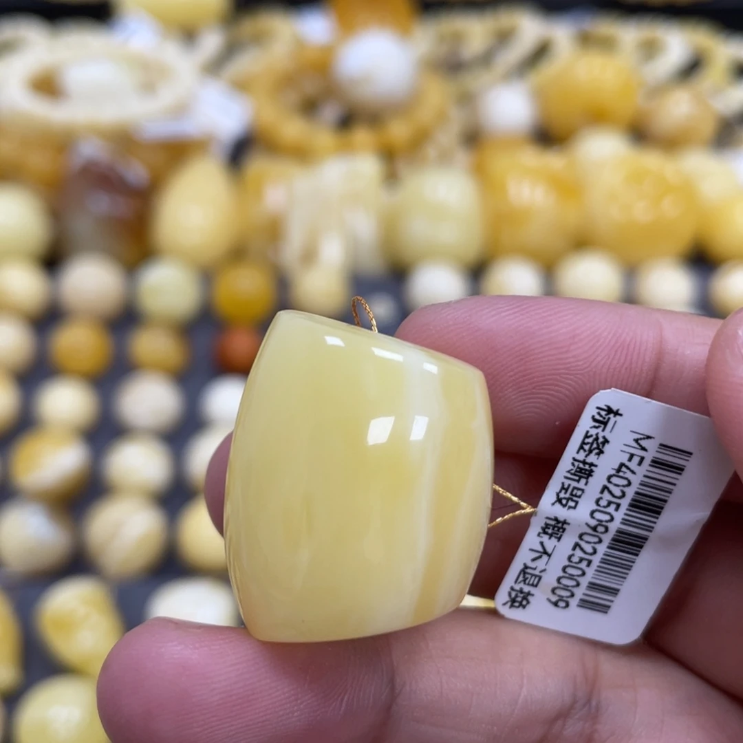 蜜蜡未镶嵌裸石21.6mm瑕疵马蹄