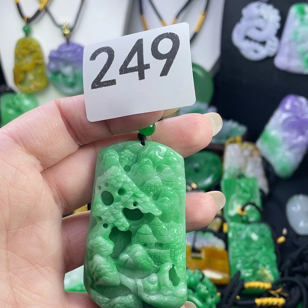 翡翠未镶嵌吊坠(赠链)