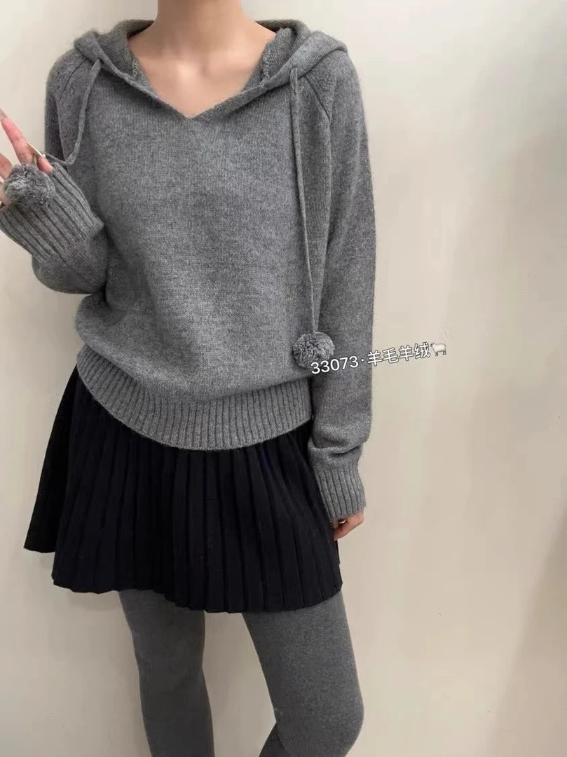 025 2025冬季新款圣诞氛围纯色毛球抽绳v领连帽羊毛毛衣女