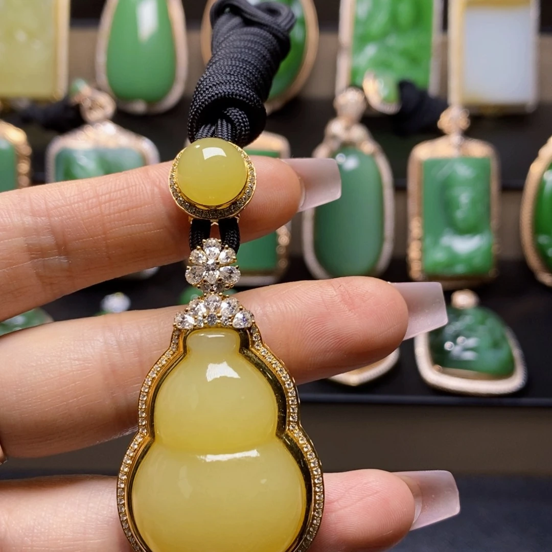 和田玉（糖玉）18K金镶嵌挂件