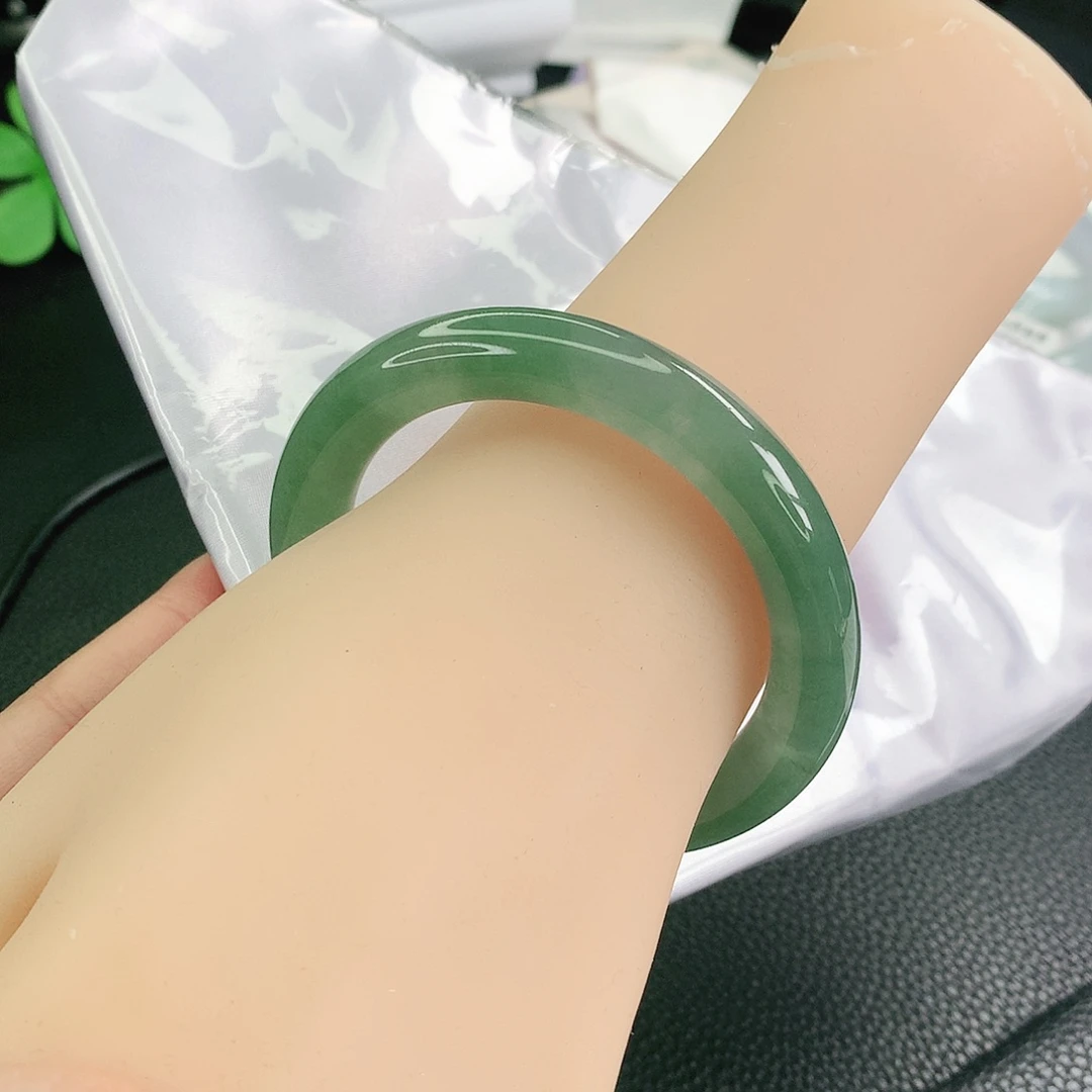 翡翠手镯未镶嵌55圈