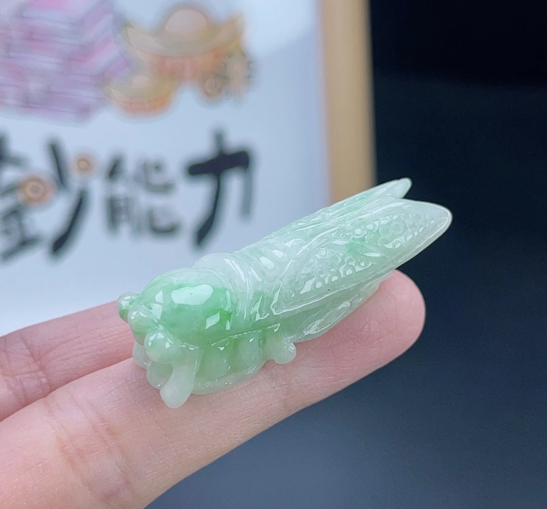 飘阳绿一鸣惊人吊坠42/13/11.9精美精雕俏色