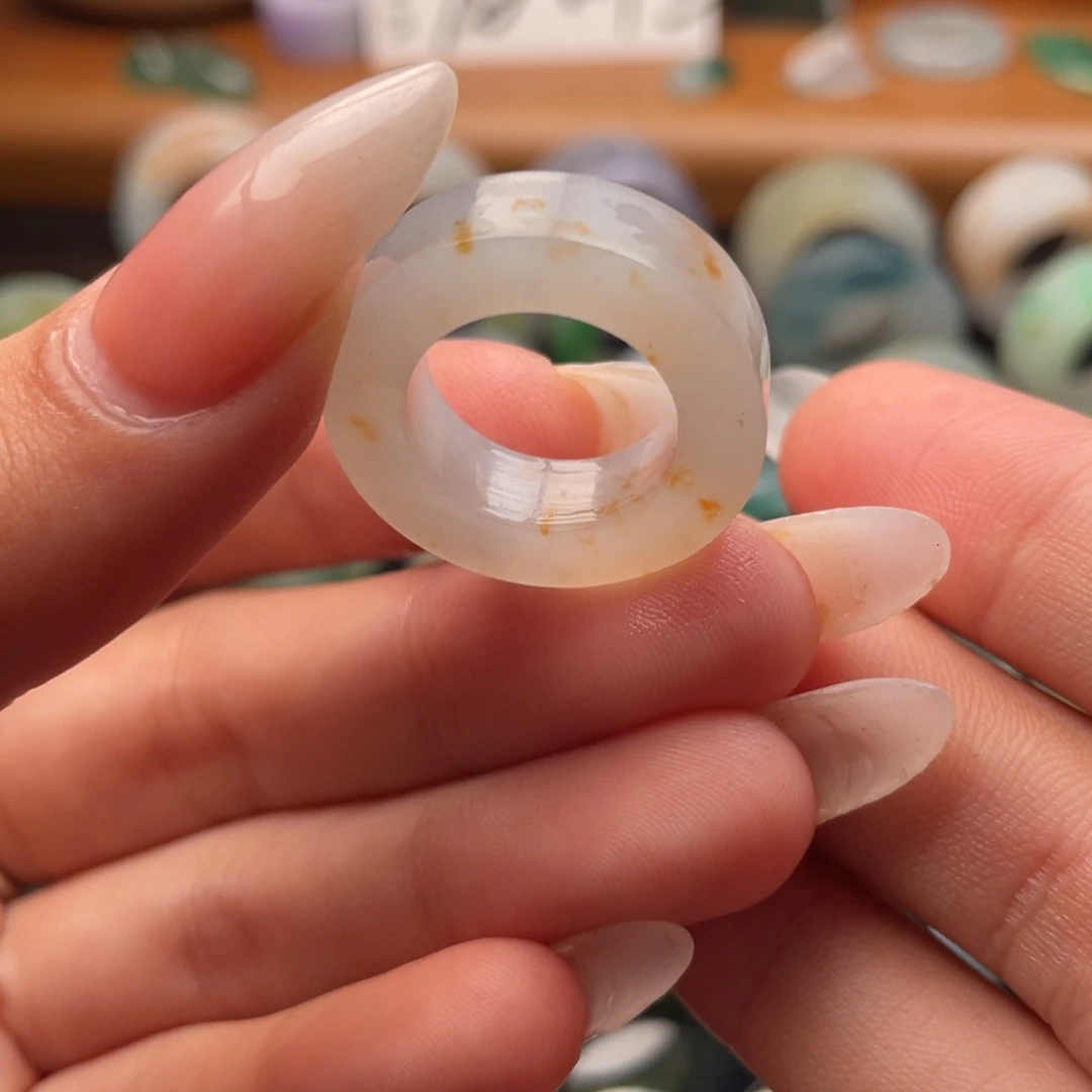 未镶嵌定制翡翠雪地里捡金子