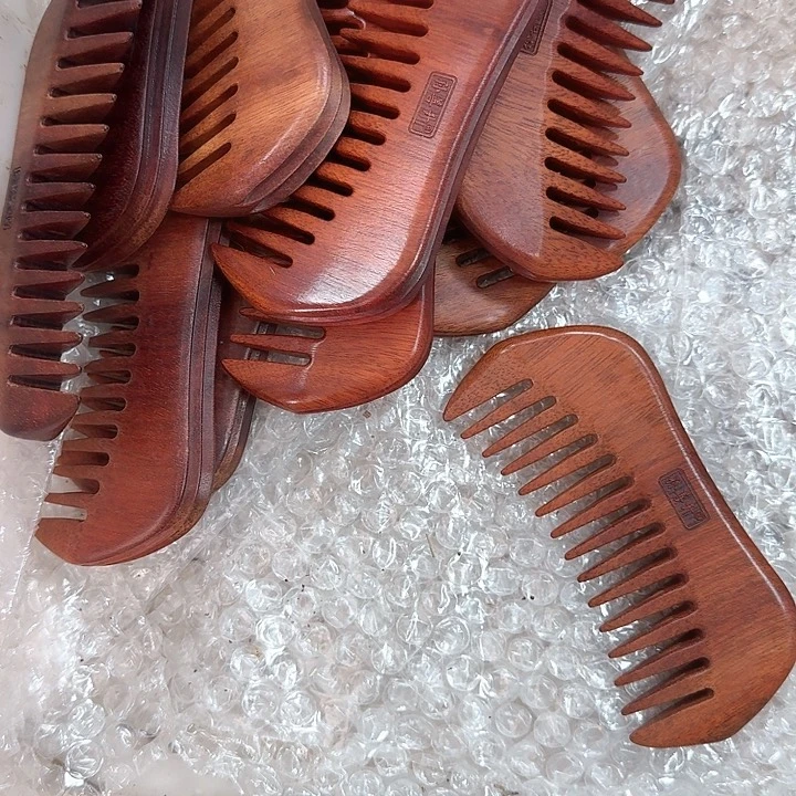 红檀木大月梳子瑕疵