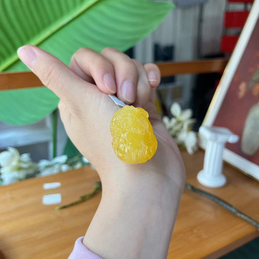 【郭老师】约9g俄料鸡油黄蜜蜡貔貅雕刻件吊坠