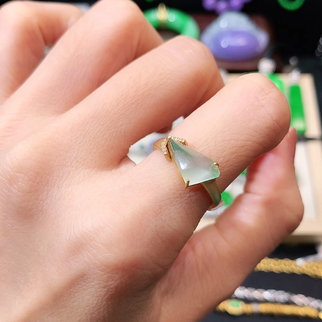 18K金镶嵌戒指翡翠