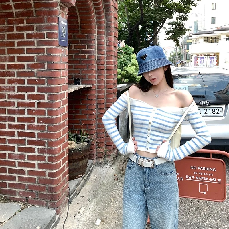 上衣女小众蓝白条纹针织衫秋季一字肩修身短款时尚纯欲风打底衫