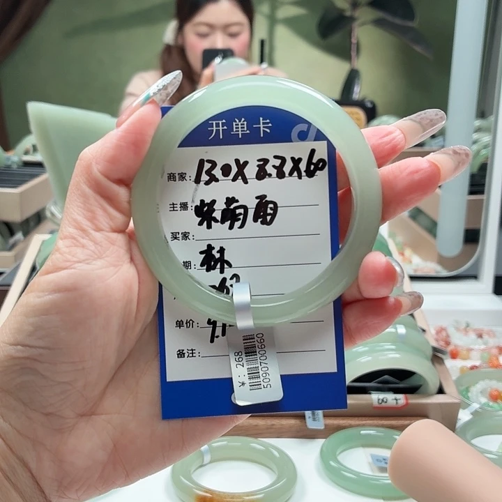 紫***雨未镶嵌手镯石英岩玉