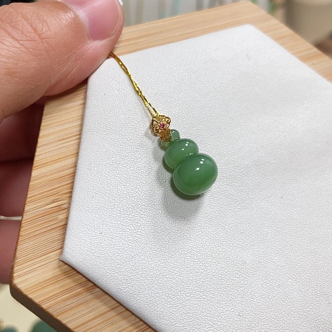 和田玉18K金镶嵌吊坠(赠链)