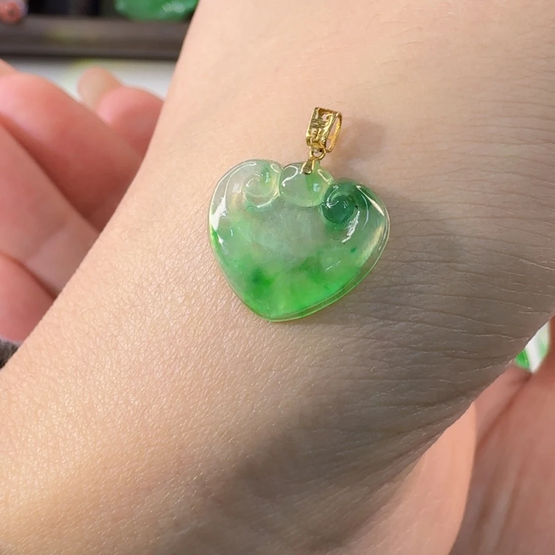 颈饰18K金镶嵌翡翠吊坠
