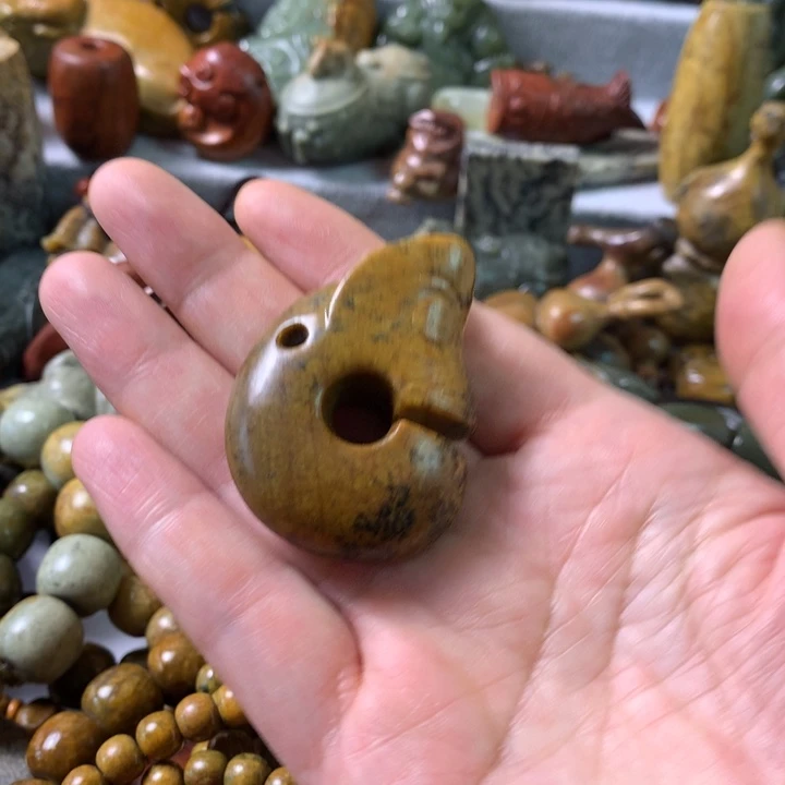 未镶嵌岫岩河磨玉（透闪石质玉）把件