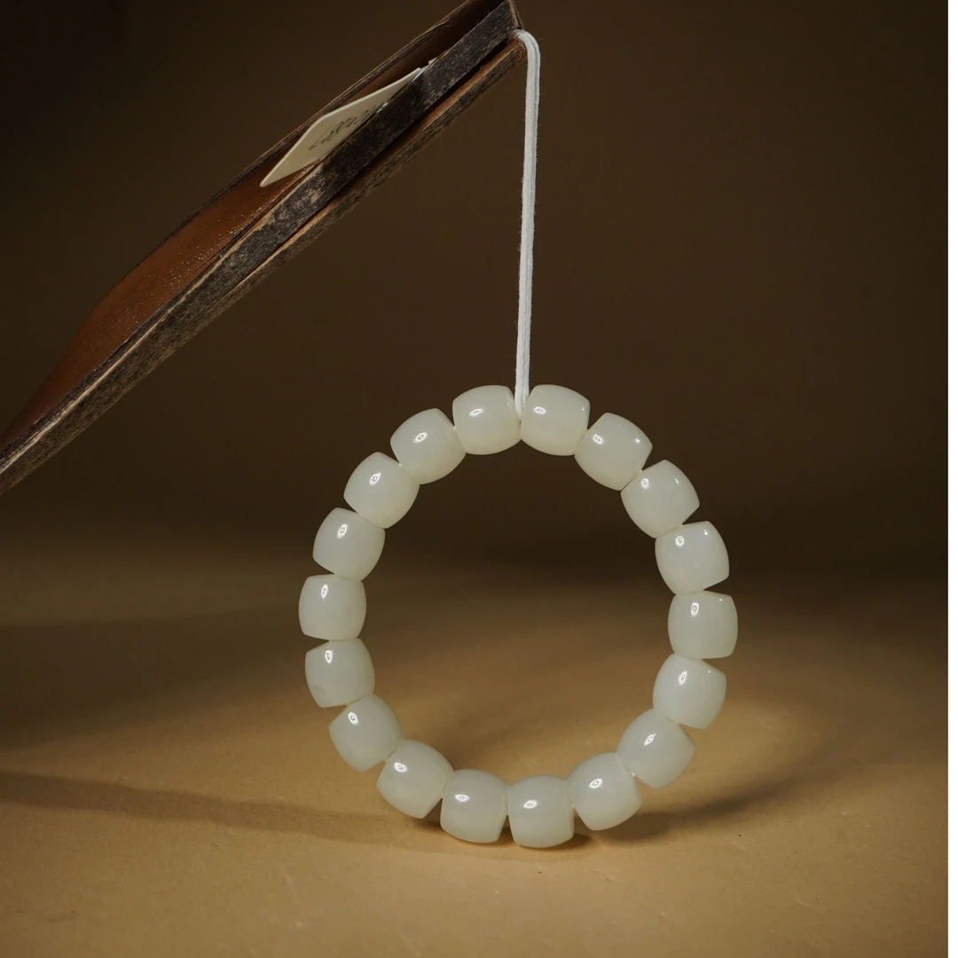 HC30043和田玉黑山白玉手串