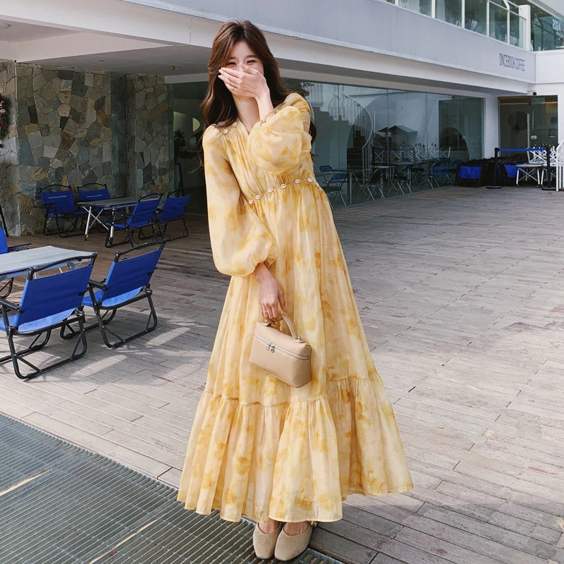 黄色法式晕染风印花连衣裙女2025早春新款气质松弛感圆领度假长裙