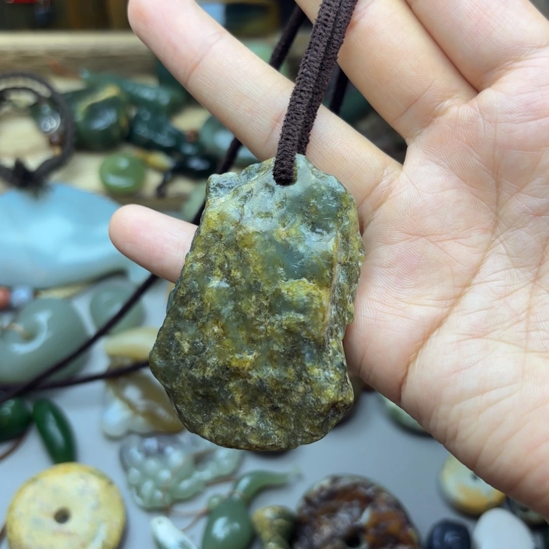 透闪石质玉未镶嵌颈饰