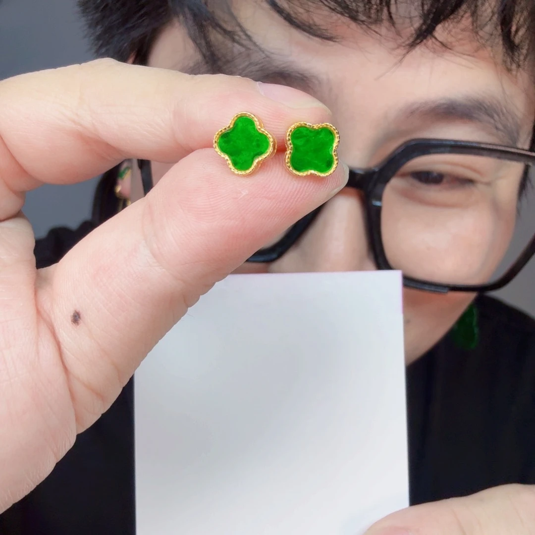 翡翠未镶嵌颈饰一对