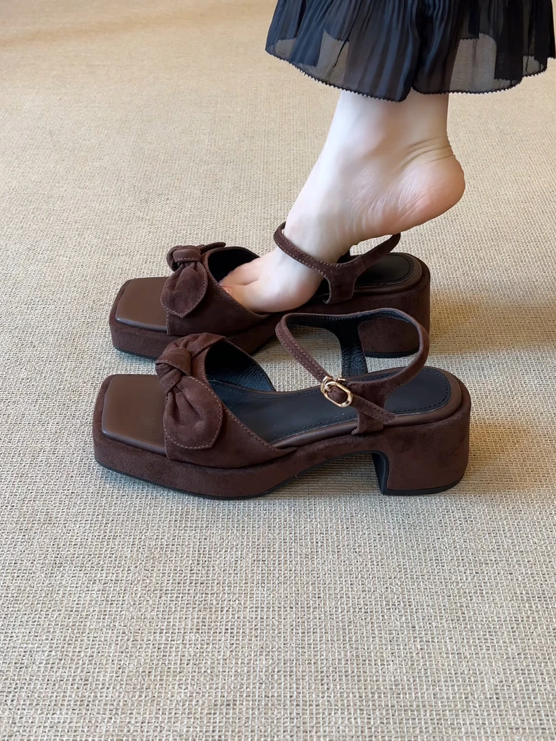 Elingjk/6cm小个子复古方头绒面蝴蝶结一字扣带粗跟露趾凉鞋