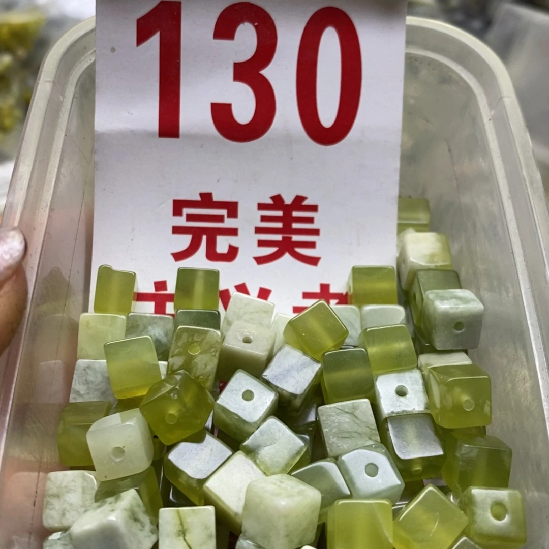 透闪石-蛇纹石玉挂坠未镶嵌