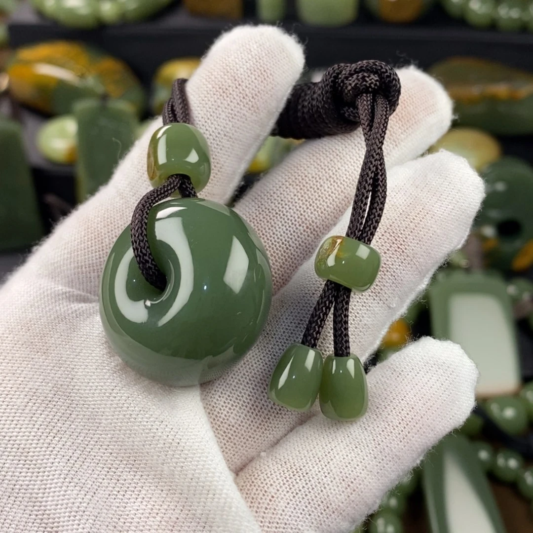 霸***了岫岩老玉（透闪石质玉）未镶嵌颈饰