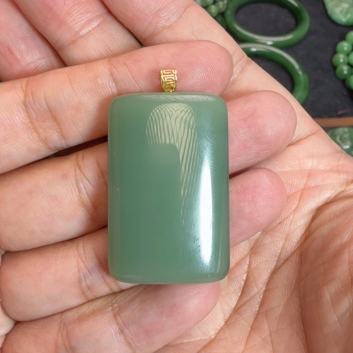 颈饰18K金镶嵌和田玉（碧玉）
