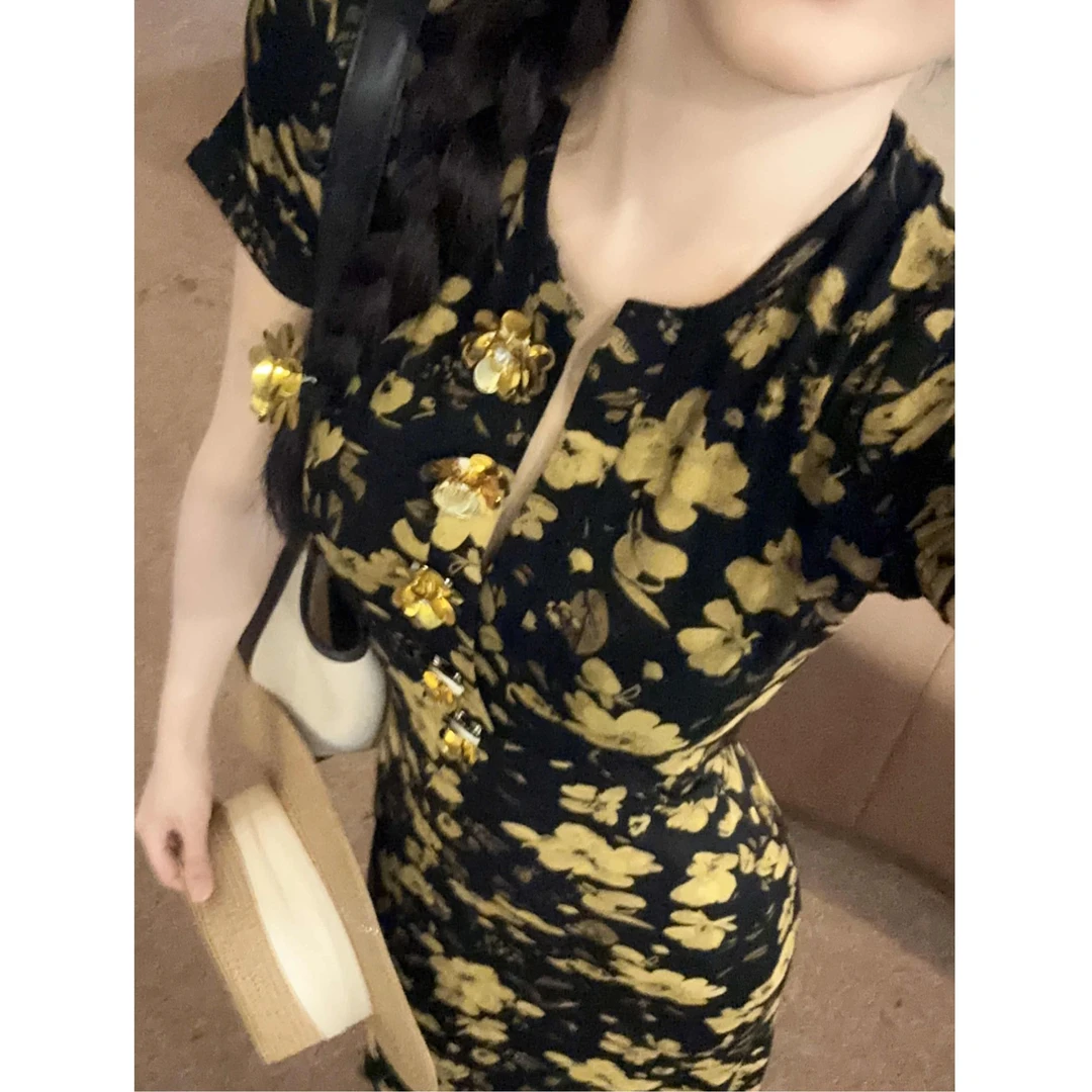 轻奢法式夏季新款黑色小雏菊连衣裙女时髦中长款显瘦包臀连衣长裙