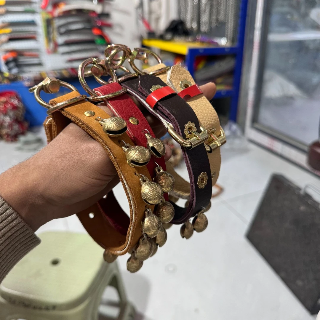 2公分牛皮小项圈，有4个颜色40公分长小狗圈，带7个铃铛小脖圈