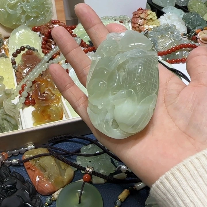 未镶嵌蛇纹石玉吊坠