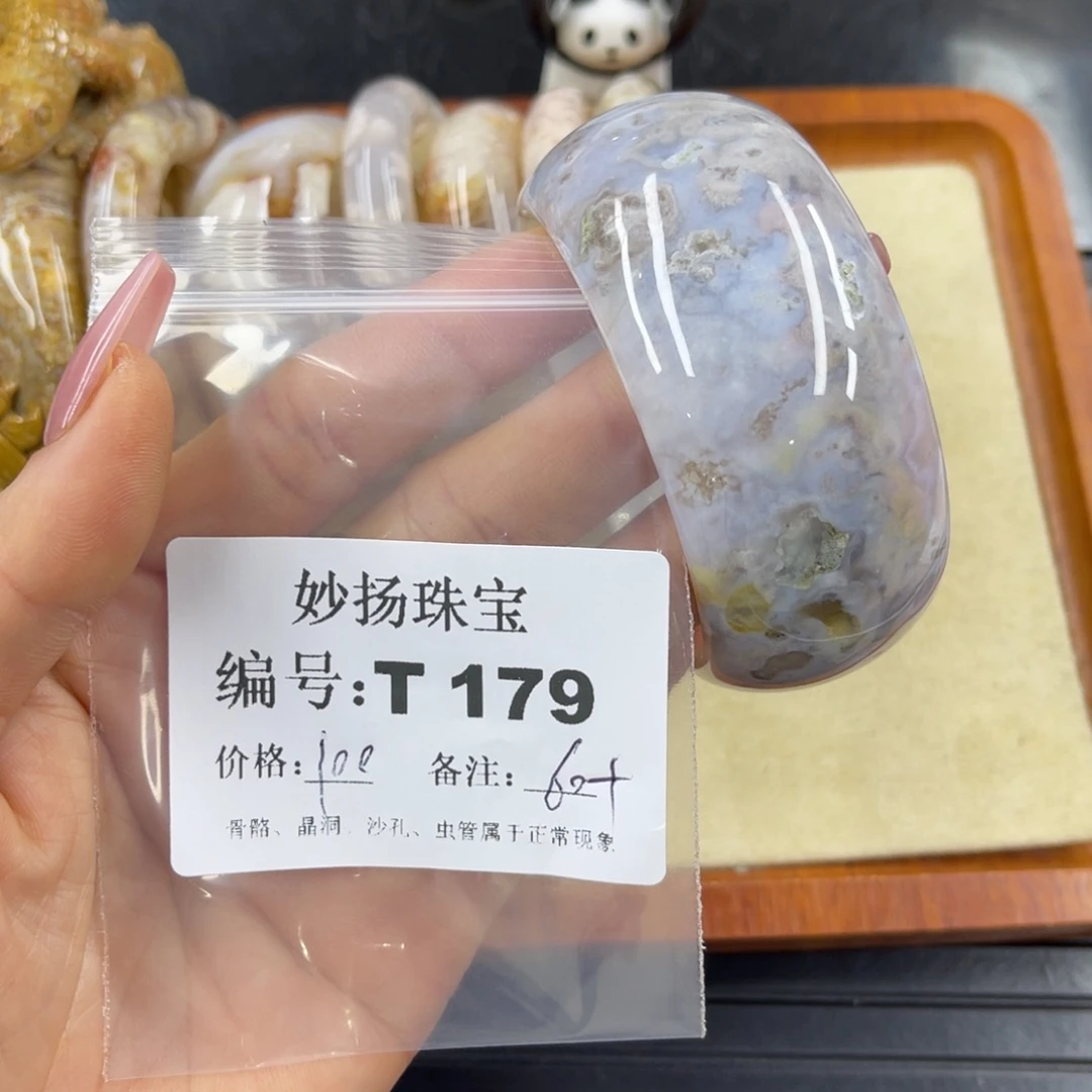 硅化珊瑚（珊瑚玉）瑕未镶嵌嫦**兔