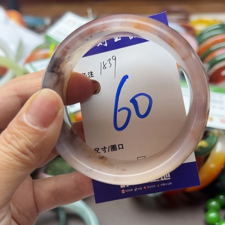 石英岩玉未镶嵌颈饰
