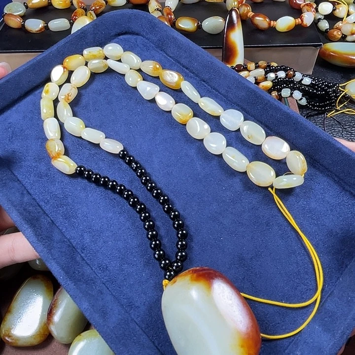 和田玉未镶嵌颈饰双***雕