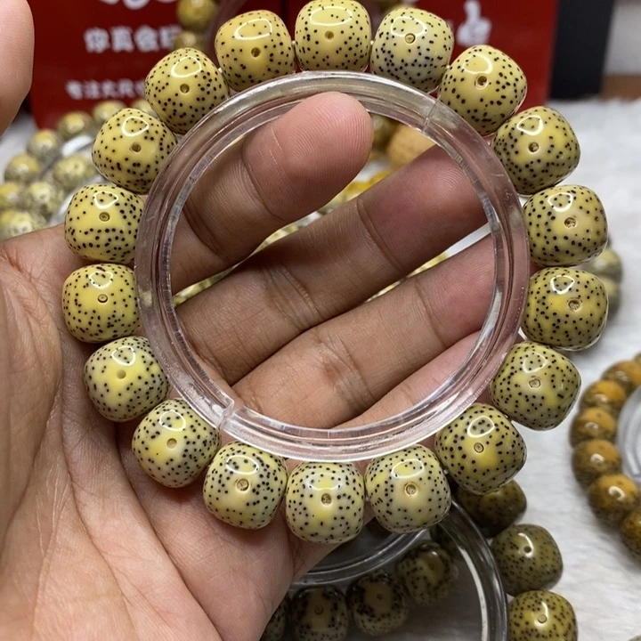 拿***人星月菩提手串13鸡油黄