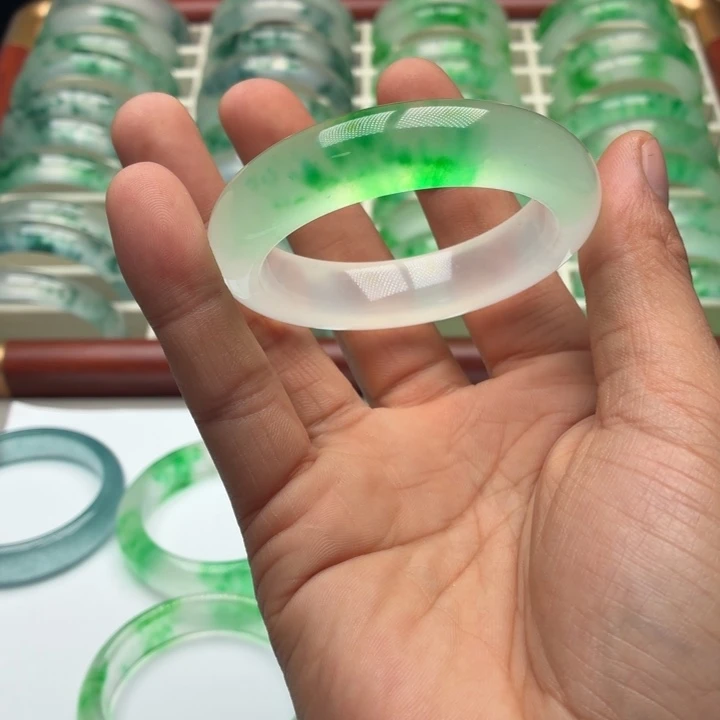 筱****石英质玉未镶嵌手镯