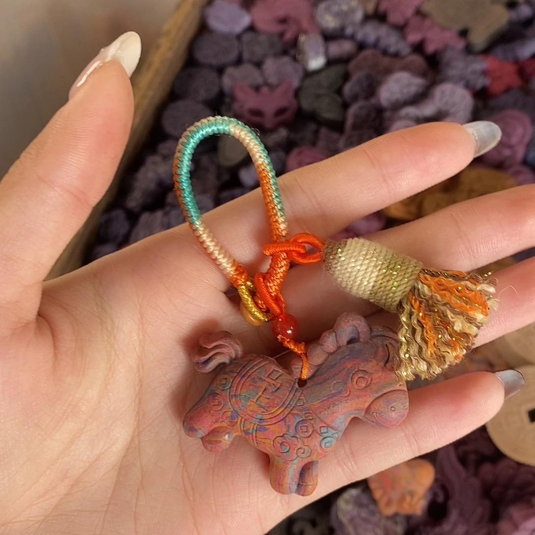 珠串九色鹿小马钥匙扣