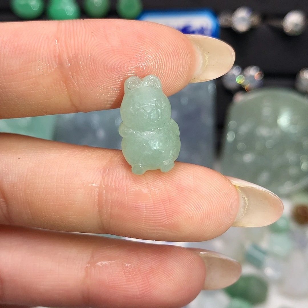 翡翠未镶嵌颈饰小兔子