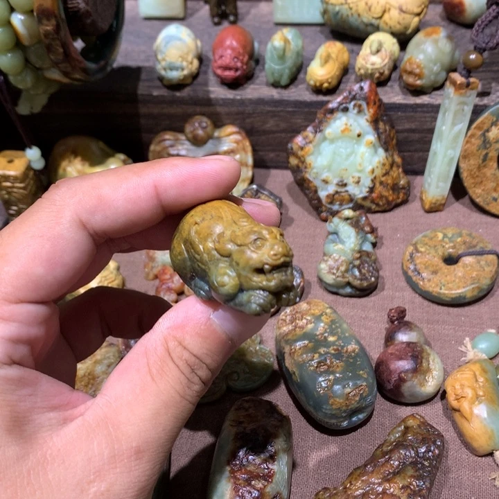 未镶嵌岫岩河磨玉（透闪石质玉）把件