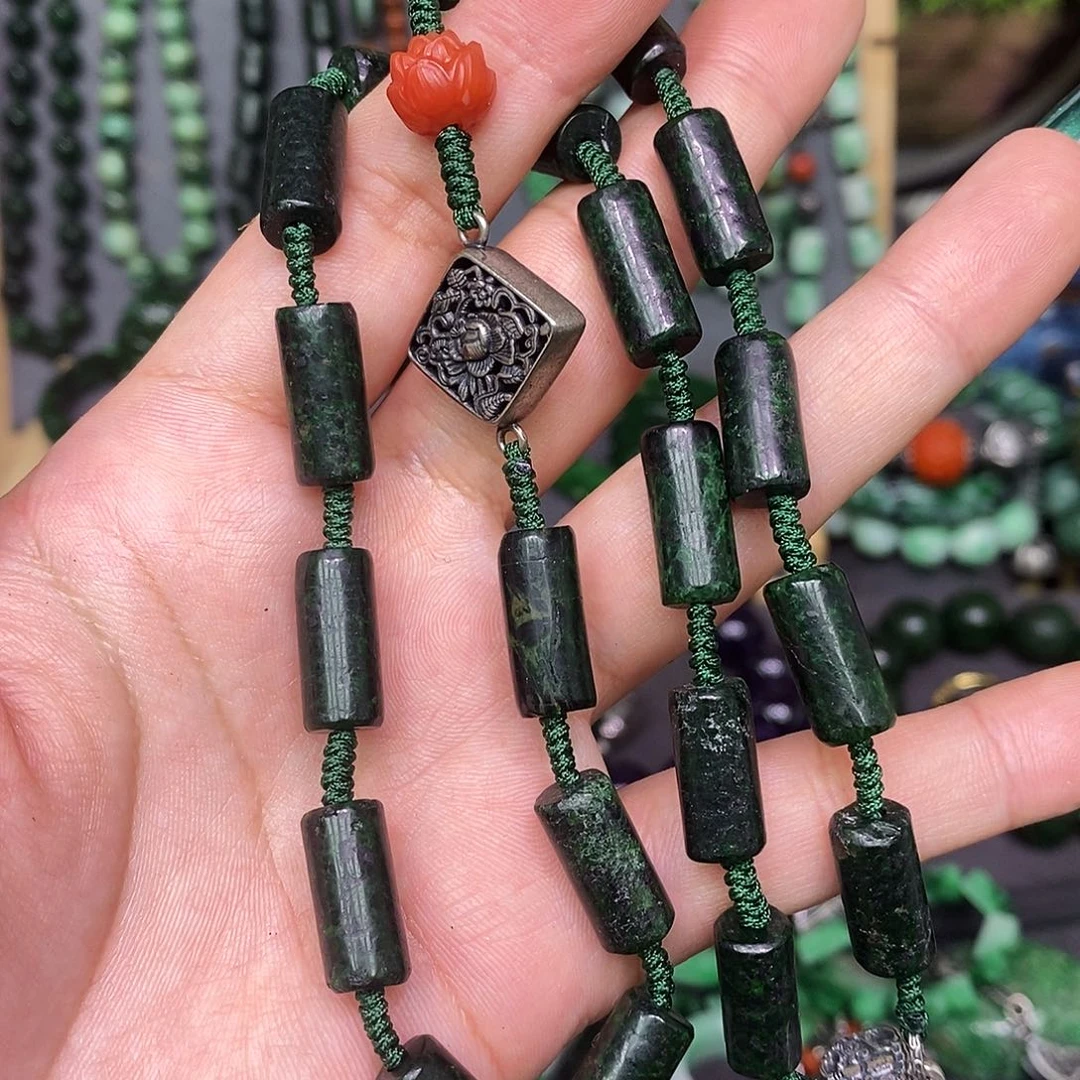 翡翠未镶嵌颈饰漂亮美眉