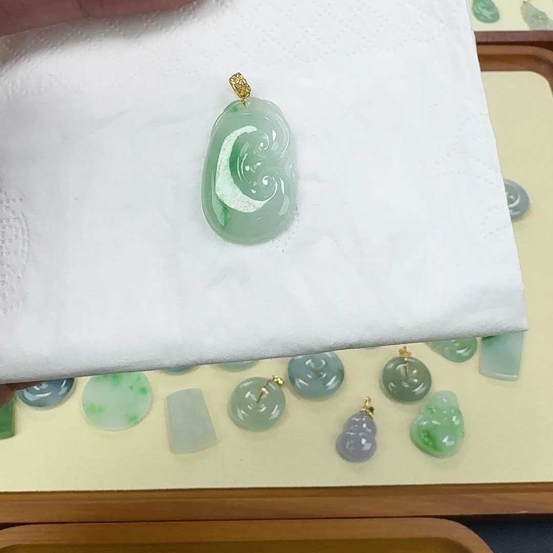 翡翠18K金镶嵌颈饰如意