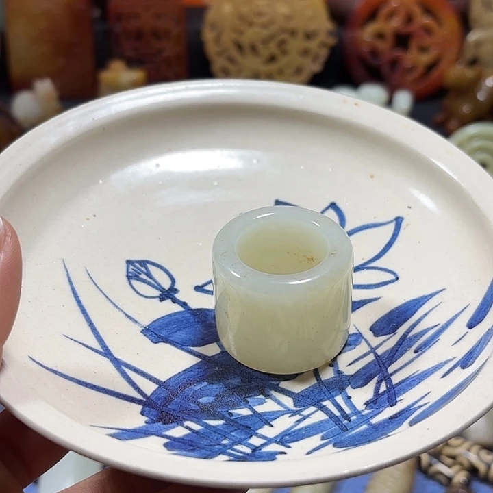 雅***雅这是个陶瓷的扳指