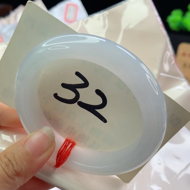 未镶嵌手镯翡翠高****?白月光