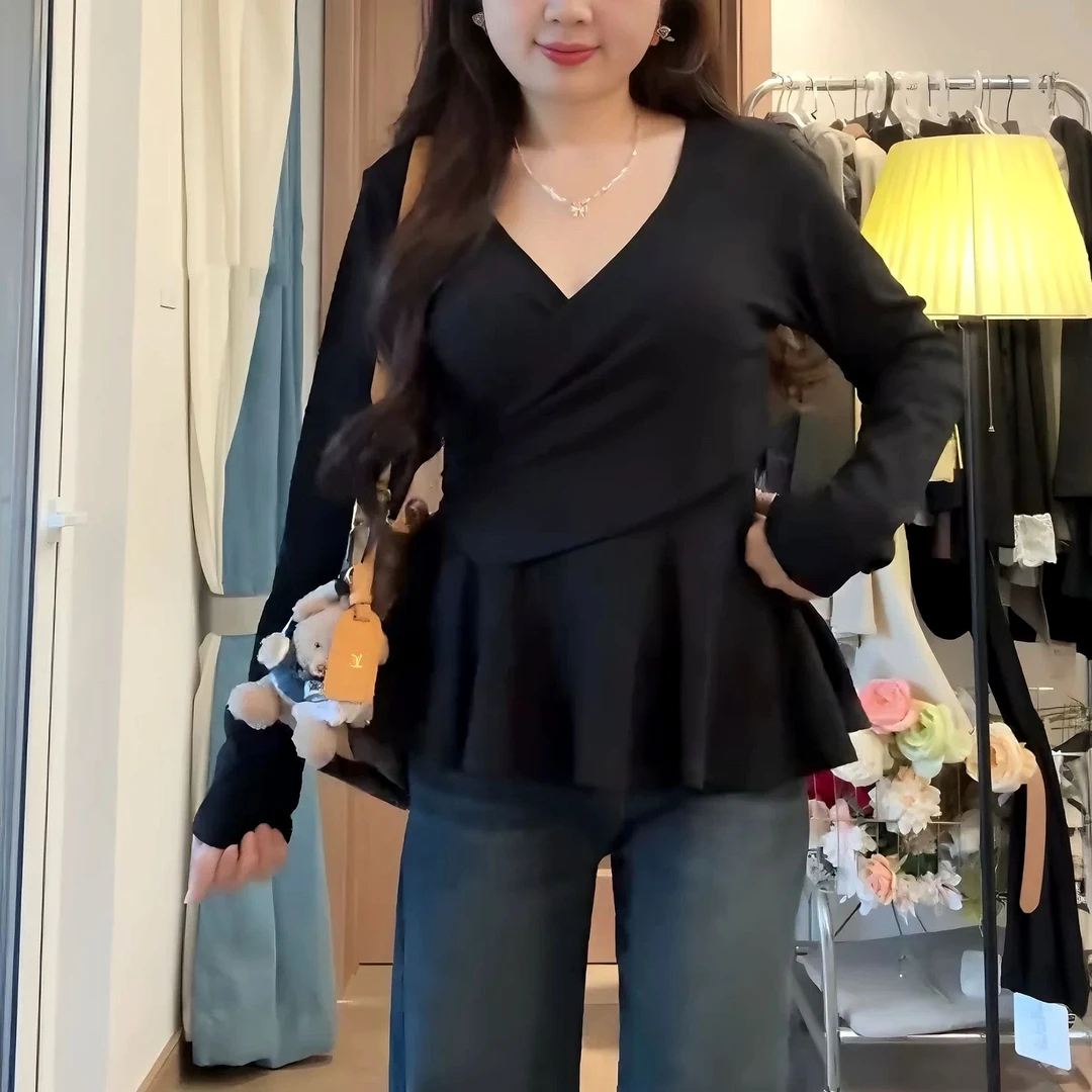 冯琬琬新款【比例分割器】大码胖mm收腰长袖打底衫黑色v领纯欲上衣